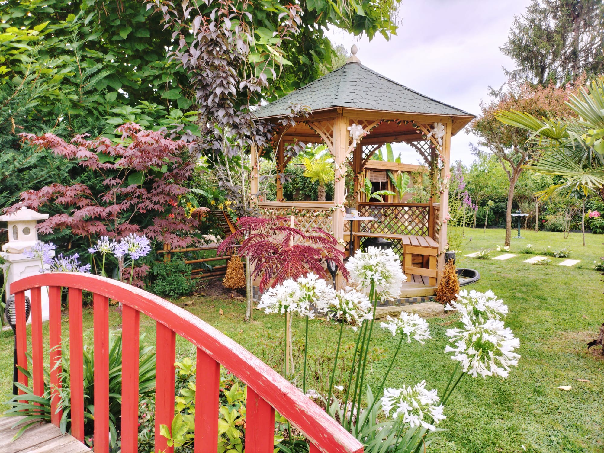 Kiosque d'attente dans jardin Zen